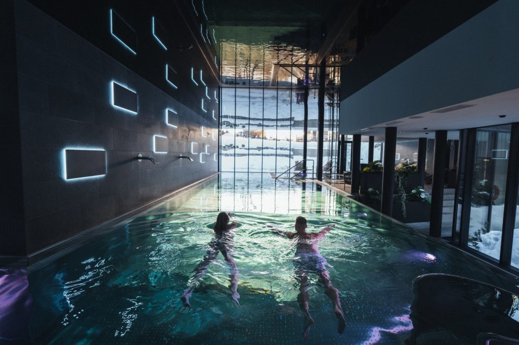 Piscine intérieure de l'espace wellness de l'Alpen Resort & Spa